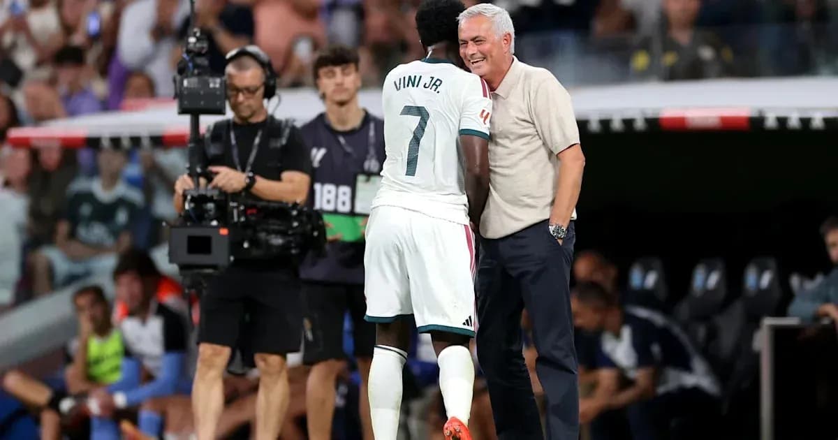 Viní Jr. saluant l'entraîneur José Mourinho sur le banc Viní Jr. saluant l'entraîneur José Mourinho sur le banc