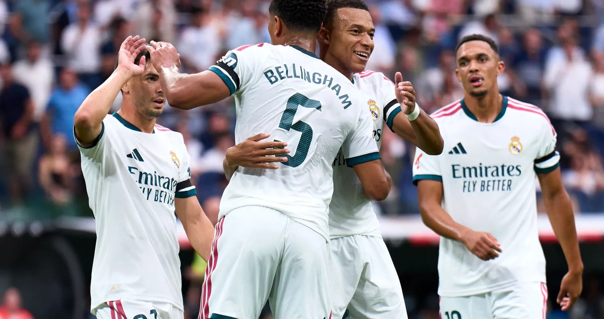 Joueurs du Real Madrid célébrant un but ensemble Joueurs du Real Madrid célébrant un but ensemble
