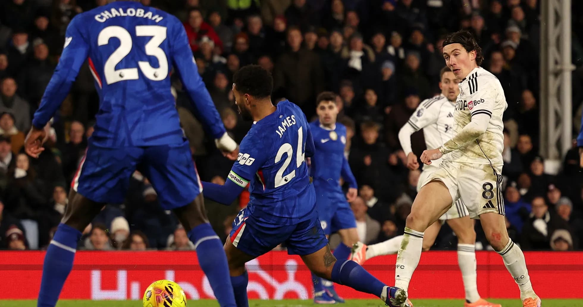 Un joueur de Fulham tirant au but Un joueur de Fulham tirant au but