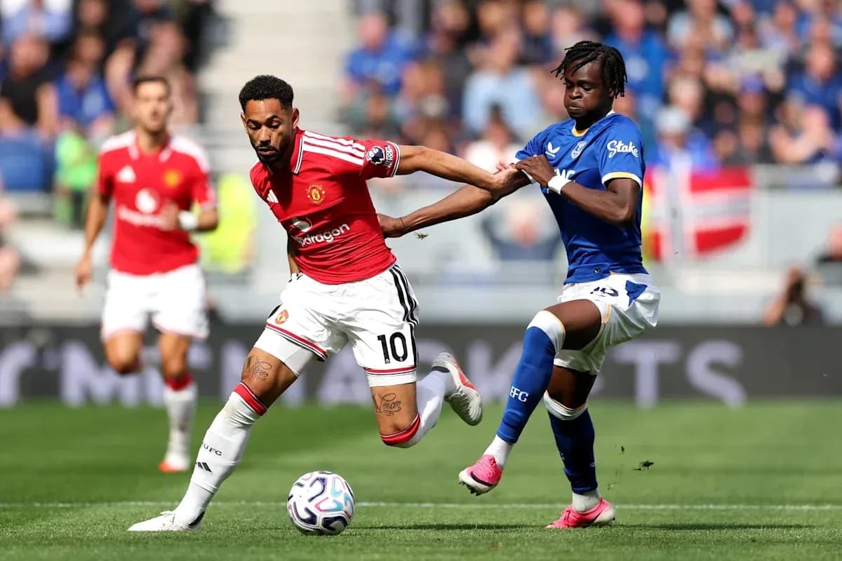 Joueur de Manchester United en action contre un adversaire Joueur de Manchester United en action contre un adversaire