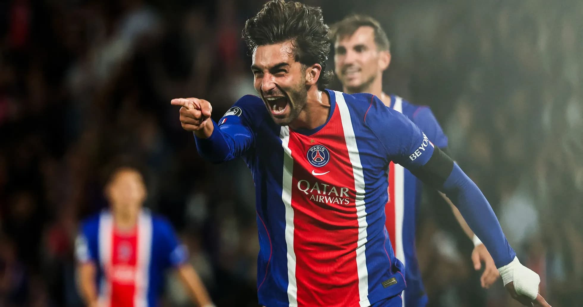 Joueur du PSG célébrant un but avec enthousiasme Joueur du PSG célébrant un but avec enthousiasme
