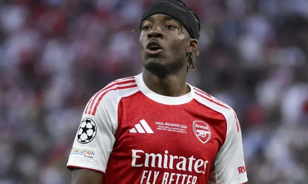 Joueur d'Arsenal en action sur le terrain Joueur d'Arsenal en action sur le terrain