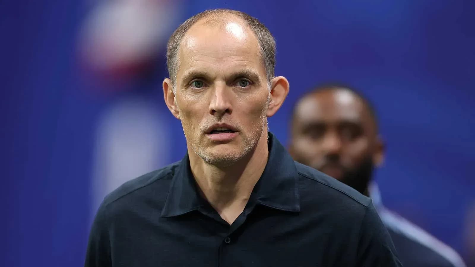 Entraîneur observant le match depuis la ligne de touche Entraîneur observant le match depuis la ligne de touche