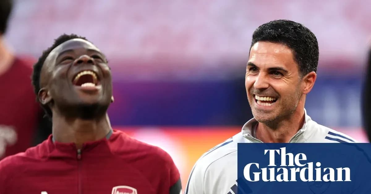 Joueur et entraîneur d'Arsenal souriant ensemble Joueur et entraîneur d'Arsenal souriant ensemble