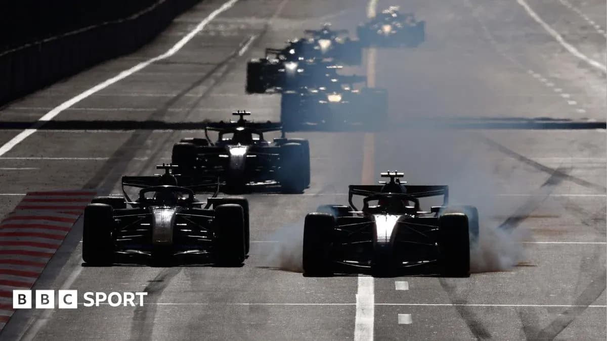 Voitures de Formule 1 sur la piste avec de la fumée Voitures de Formule 1 sur la piste avec de la fumée