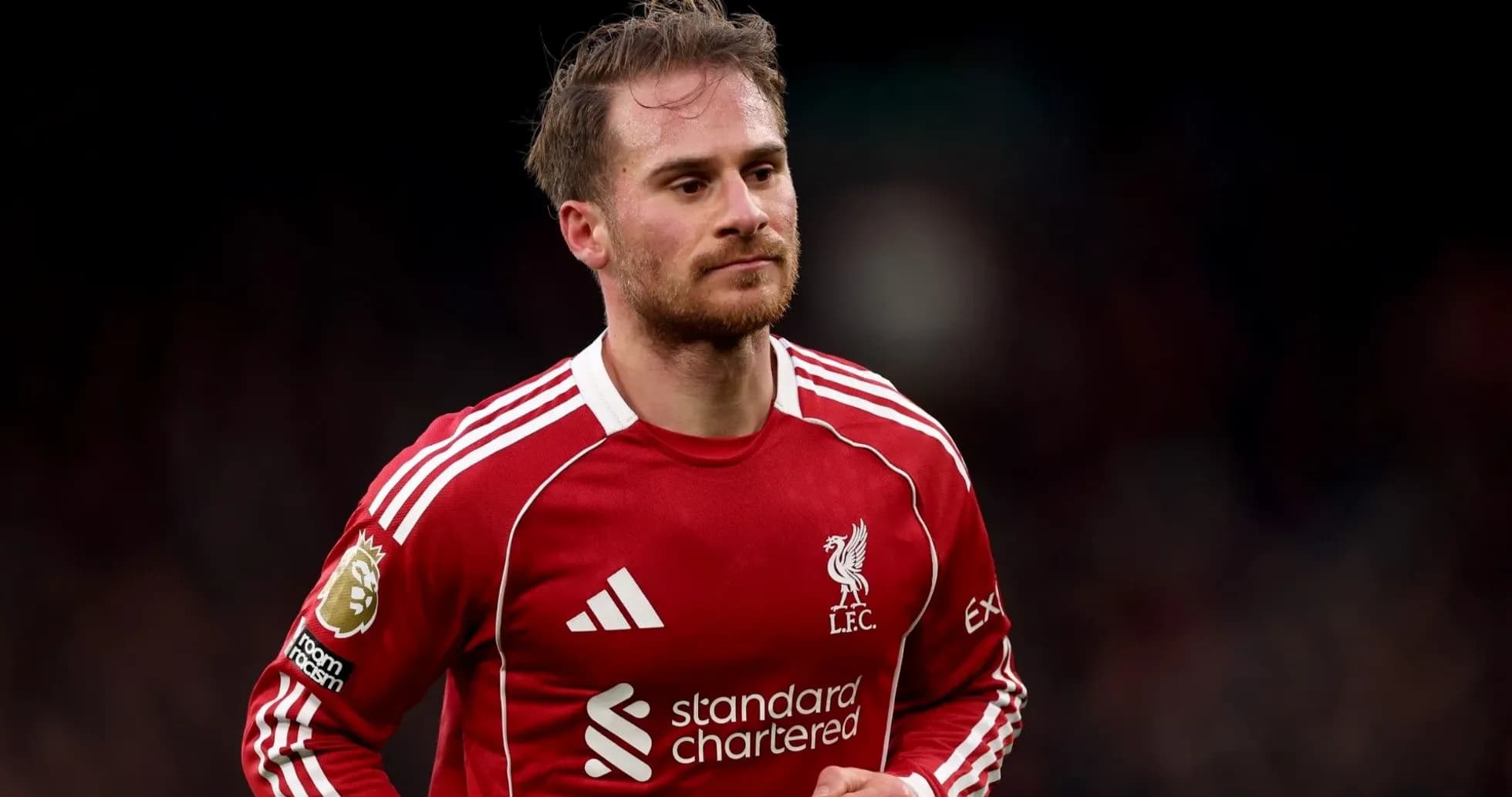 Joueur de Liverpool en maillot rouge sur le terrain Joueur de Liverpool en maillot rouge sur le terrain