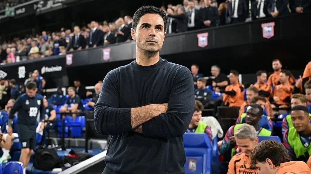 Entraîneur observant le match depuis le banc Entraîneur observant le match depuis le banc