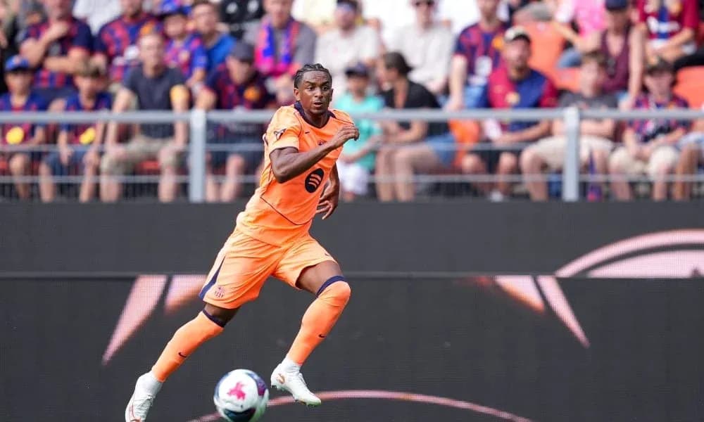 Joueur en maillot orange courant sur le terrain Joueur en maillot orange courant sur le terrain