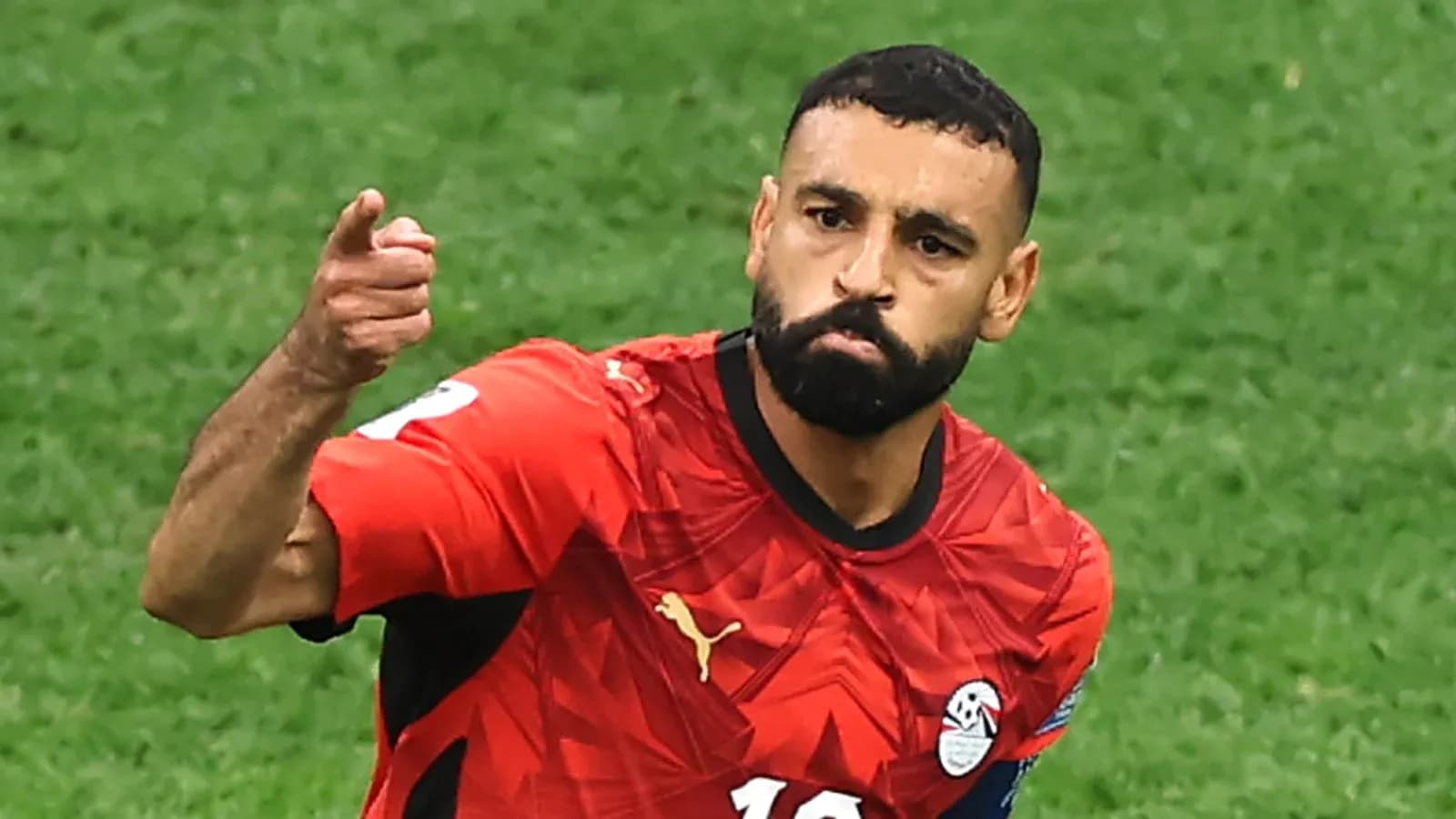 Joueur égyptien célébrant un but sur le terrain Joueur égyptien célébrant un but sur le terrain