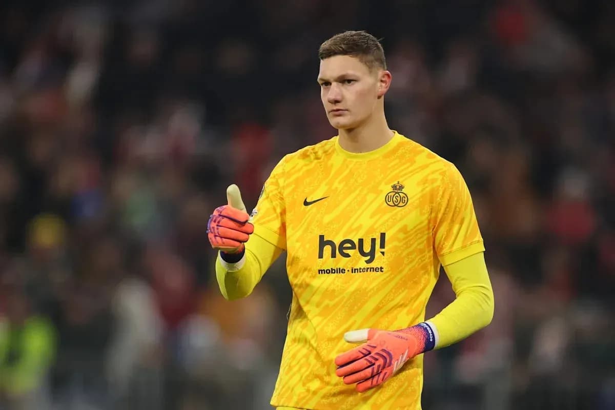 Gardien de but avec un maillot jaune et gants Gardien de but avec un maillot jaune et gants