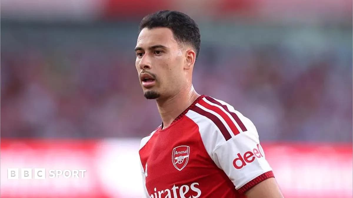 Joueur d'Arsenal sur le terrain pendant un match Joueur d'Arsenal sur le terrain pendant un match