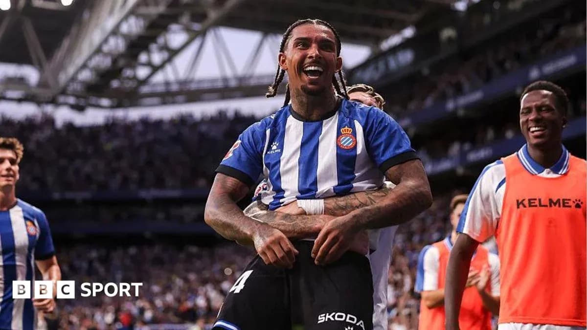Joueur du RCD Espanyol célébrant un but avec coéquipiers Joueur du RCD Espanyol célébrant un but avec coéquipiers