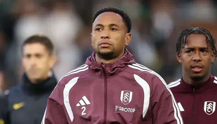 Joueur de Fulham en tenue d'échauffement avant le match Joueur de Fulham en tenue d'échauffement avant le match