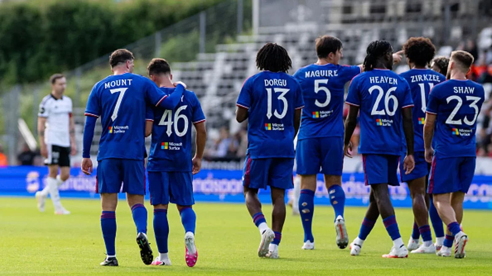 Joueurs de l'équipe célébrant un but ensemble Joueurs de l'équipe célébrant un but ensemble