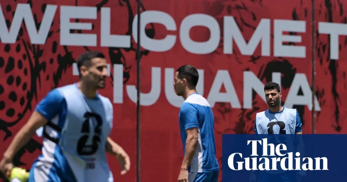 Joueurs s'entraînant devant un panneau de bienvenue Joueurs s'entraînant devant un panneau de bienvenue