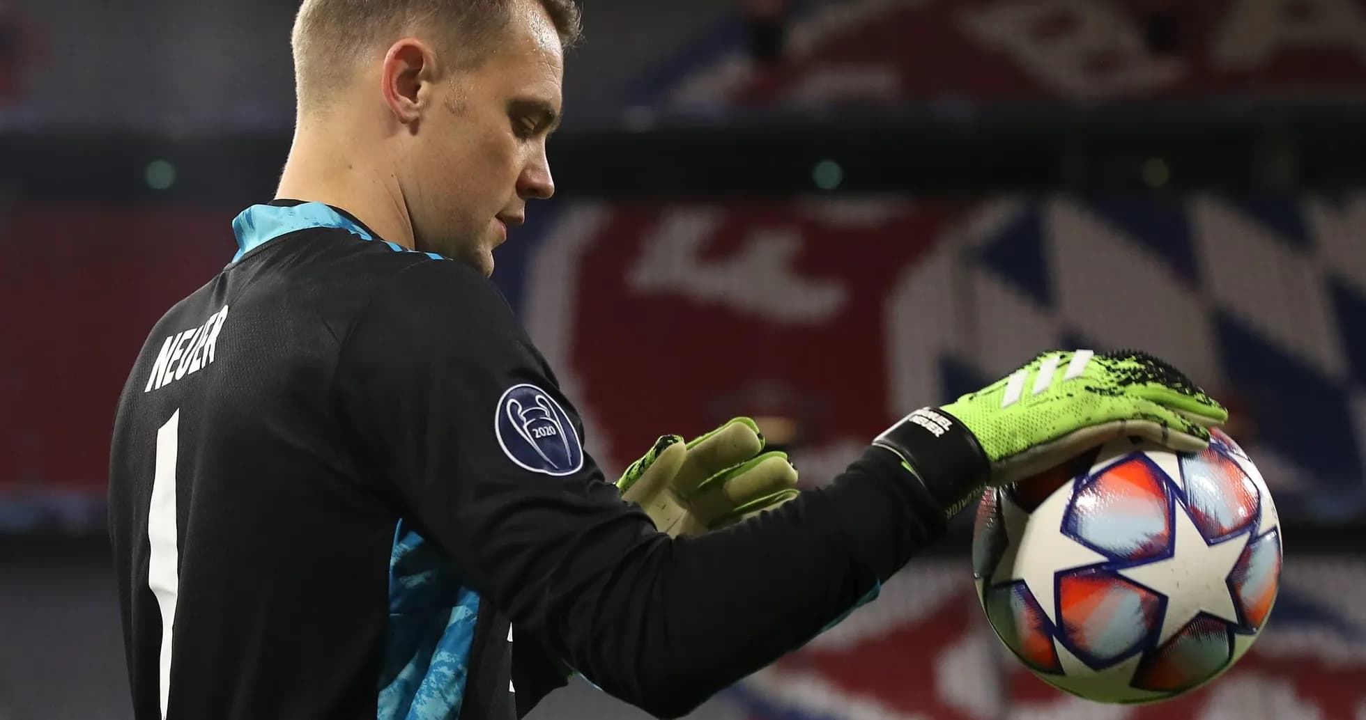 Gardien de but se préparant avec le ballon Gardien de but se préparant avec le ballon