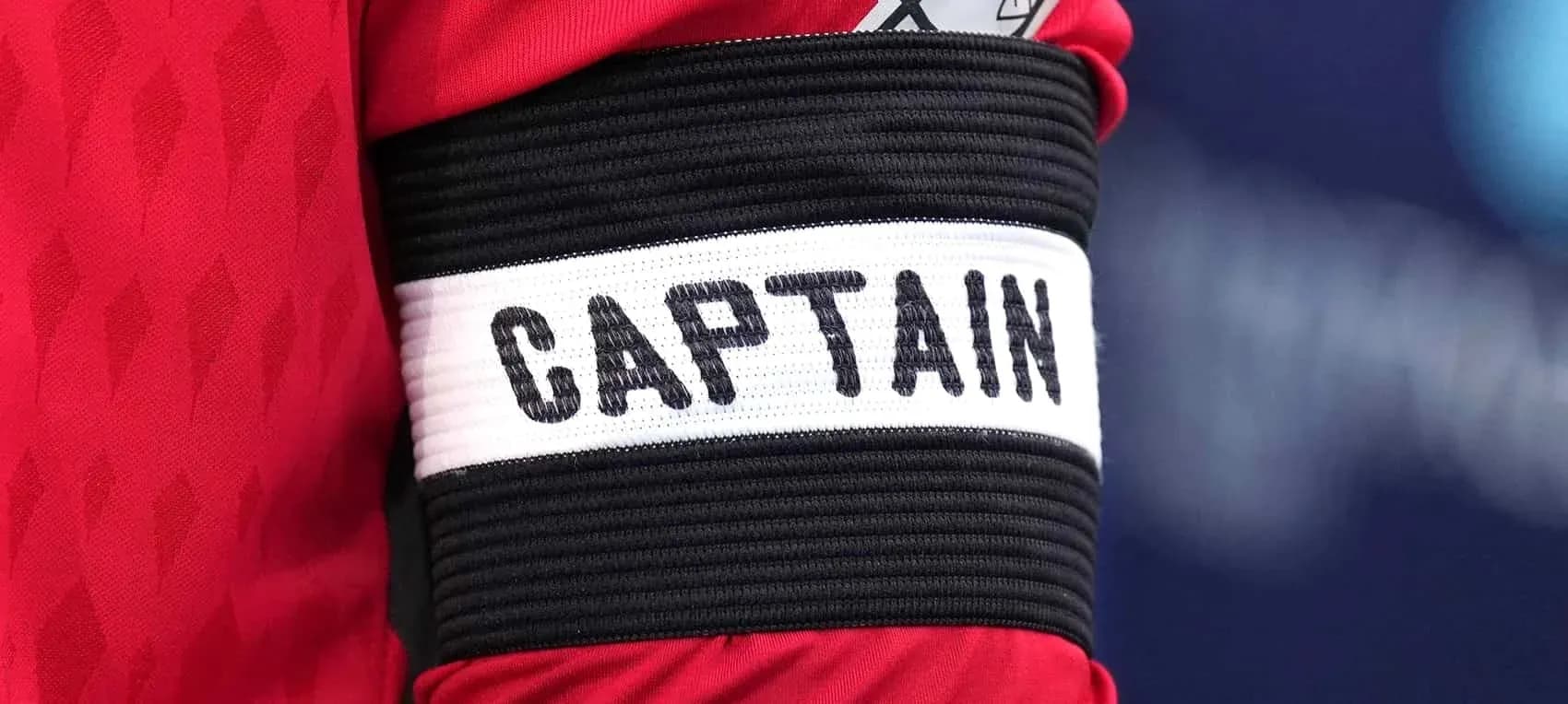 Brassard de capitaine sur un maillot rouge Brassard de capitaine sur un maillot rouge