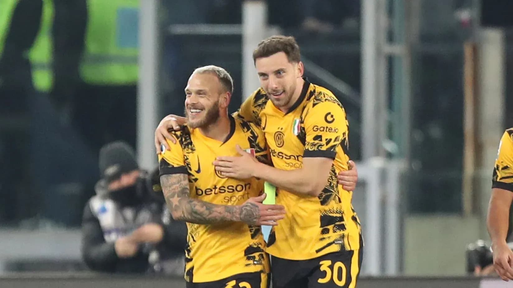 Deux joueurs célébrant un but sur le terrain Deux joueurs célébrant un but sur le terrain