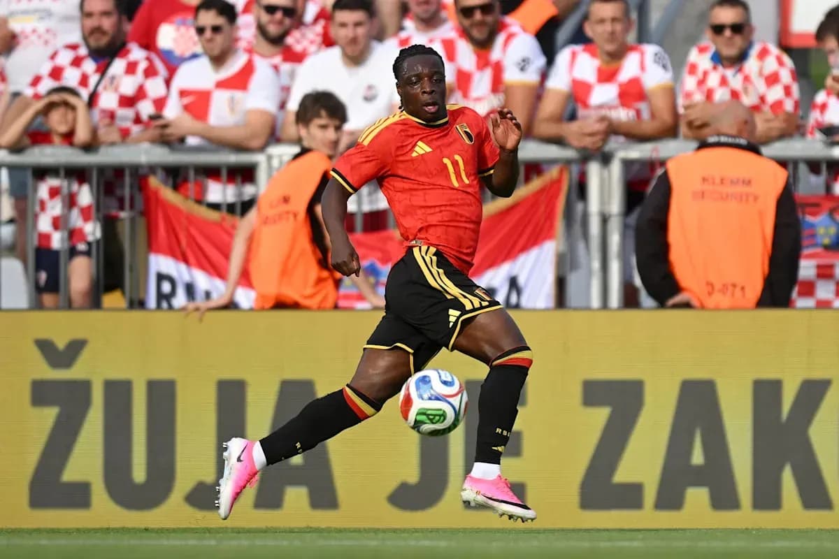 Joueur belge en action pendant un match de football Joueur belge en action pendant un match de football