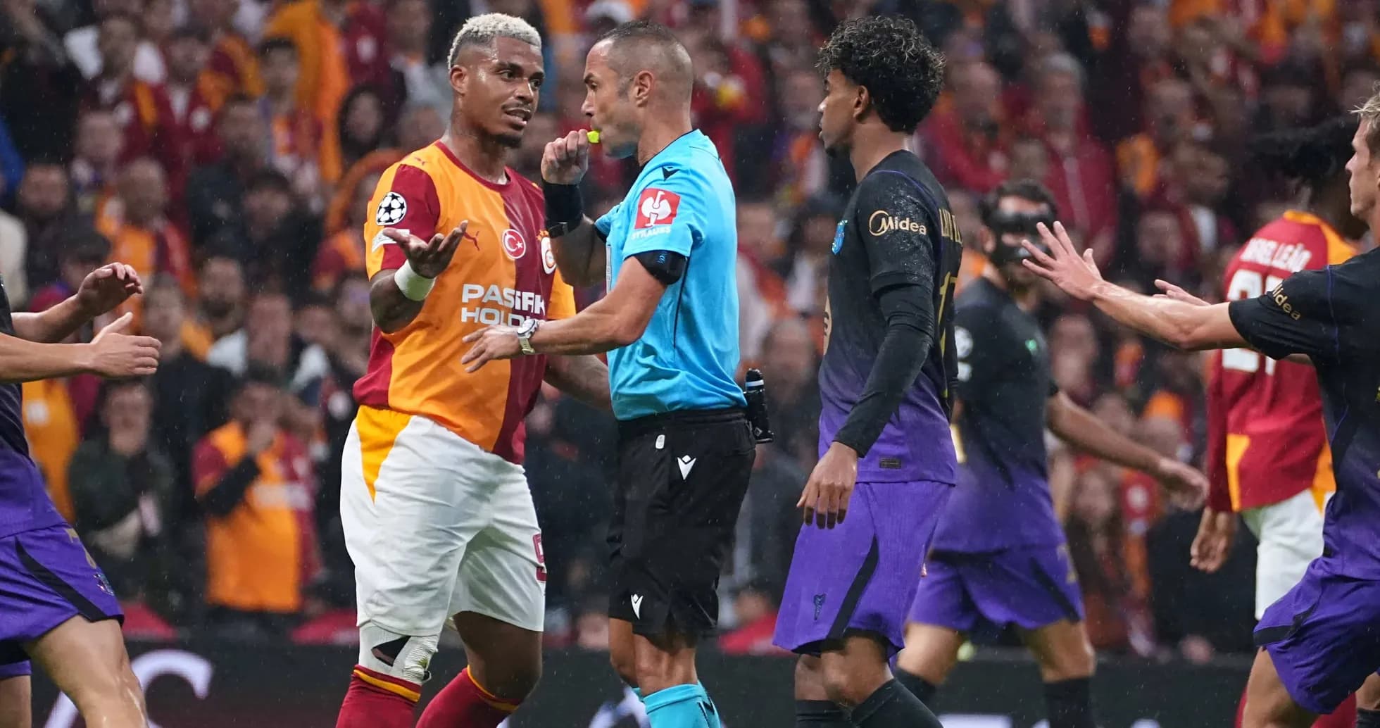 Joueurs discutant avec l'arbitre lors du match Joueurs discutant avec l'arbitre lors du match