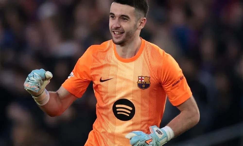 Gardien de but célébrant une victoire au stade Gardien de but célébrant une victoire au stade