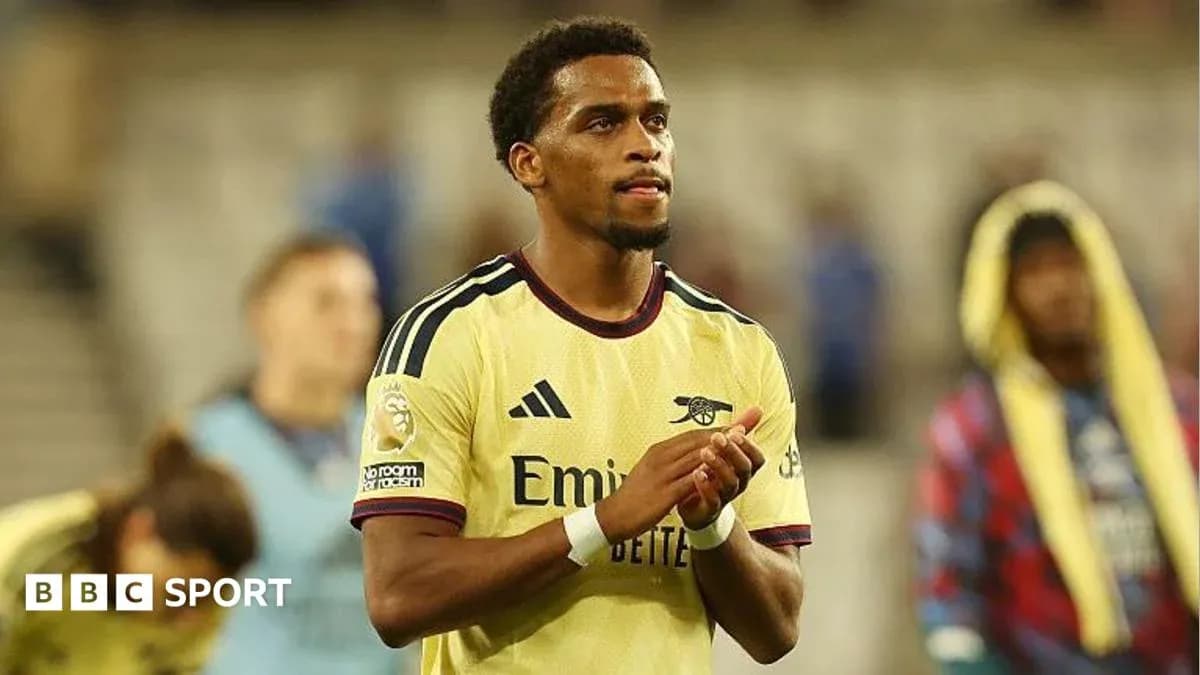 Joueur d'Arsenal applaudit après le match Joueur d'Arsenal applaudit après le match