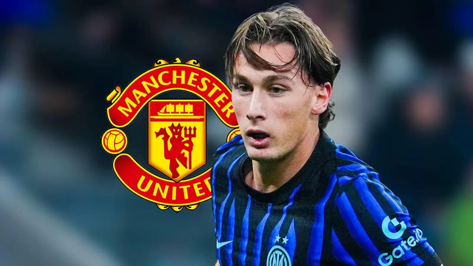 Joueur courant avec logo de Manchester United en arrière-plan Joueur courant avec logo de Manchester United en arrière-plan