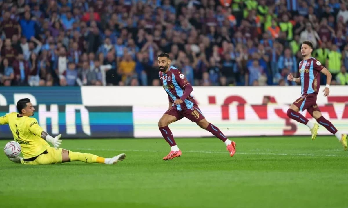 Joueur courant vers le but après avoir dribblé le gardien Joueur courant vers le but après avoir dribblé le gardien