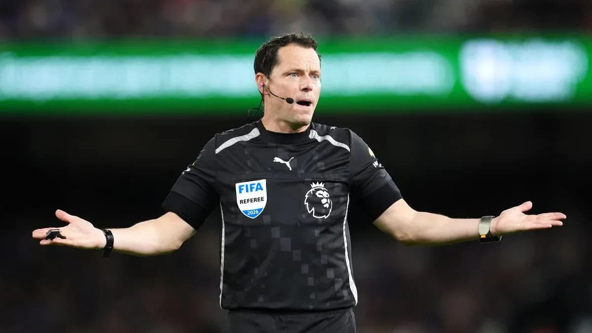 Arbitre discutant avec les joueurs pendant le match Arbitre discutant avec les joueurs pendant le match