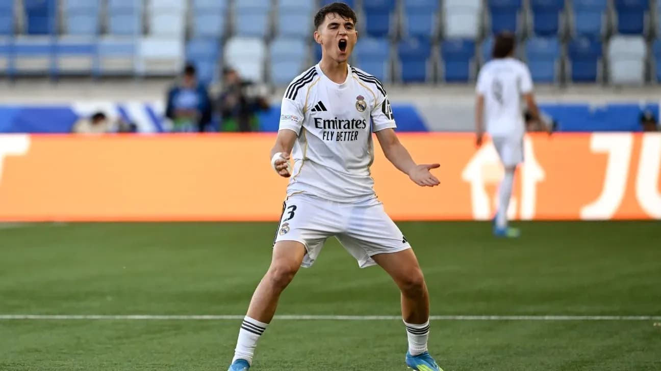 Joueur de Real Madrid célébrant un but sur le terrain Joueur de Real Madrid célébrant un but sur le terrain