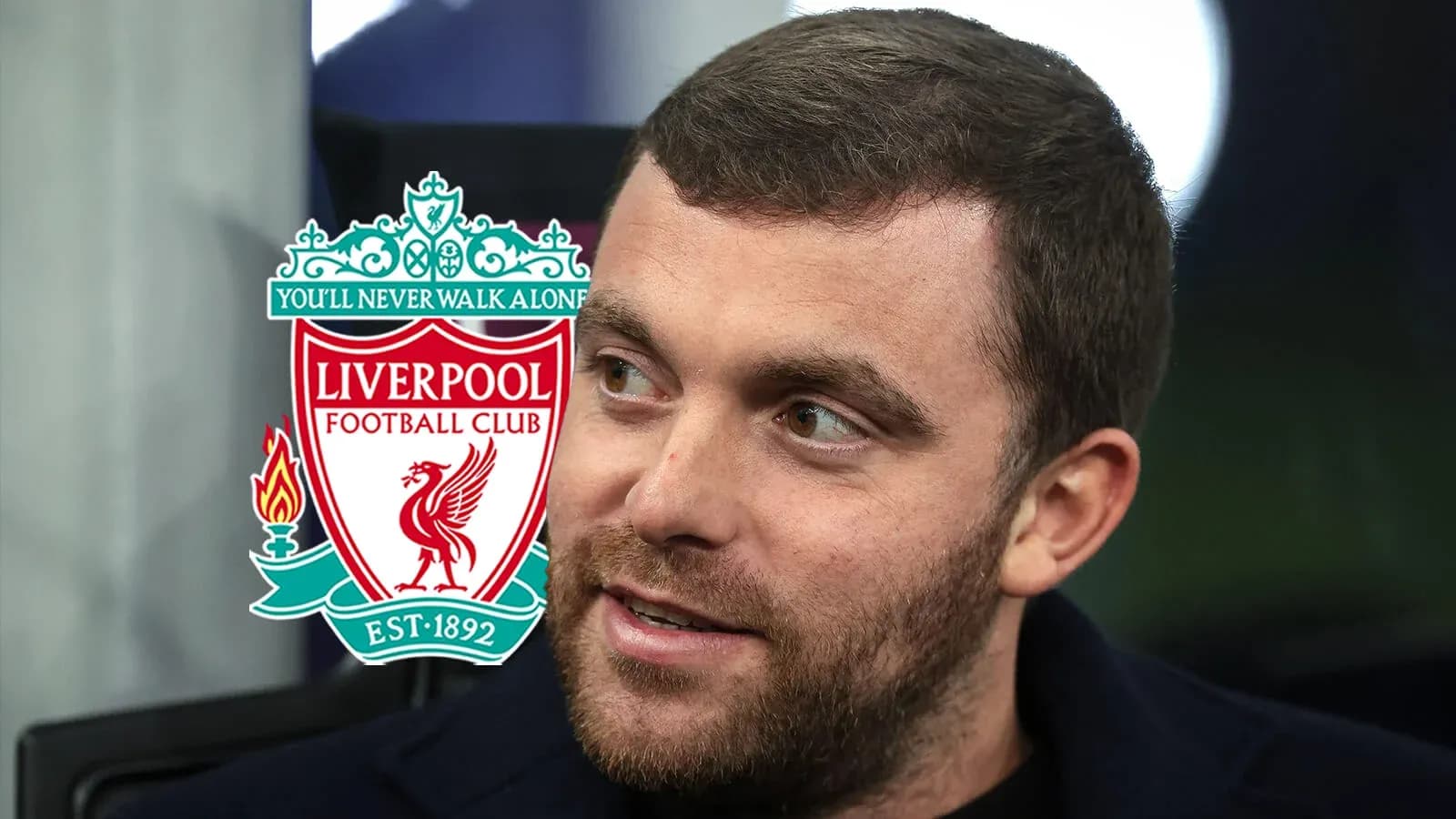 Homme avec logo de Liverpool en arrière-plan Homme avec logo de Liverpool en arrière-plan