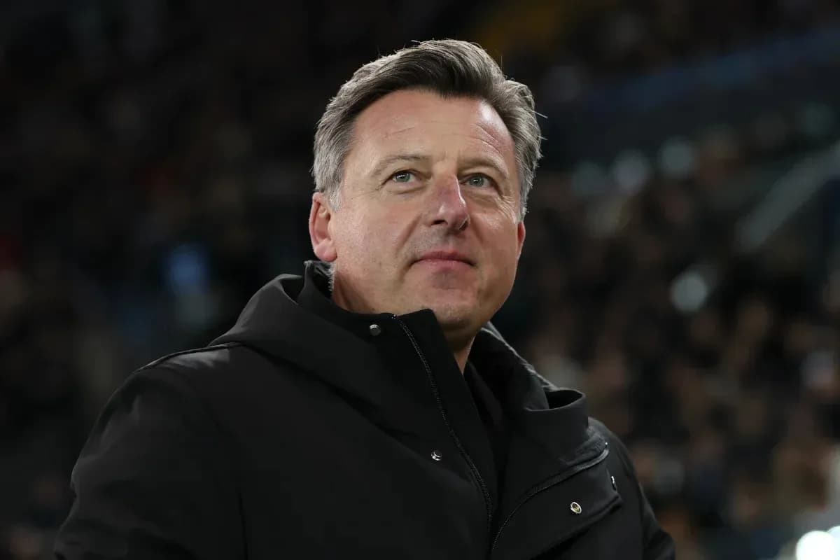 Entraîneur observant le match depuis le bord du terrain Entraîneur observant le match depuis le bord du terrain