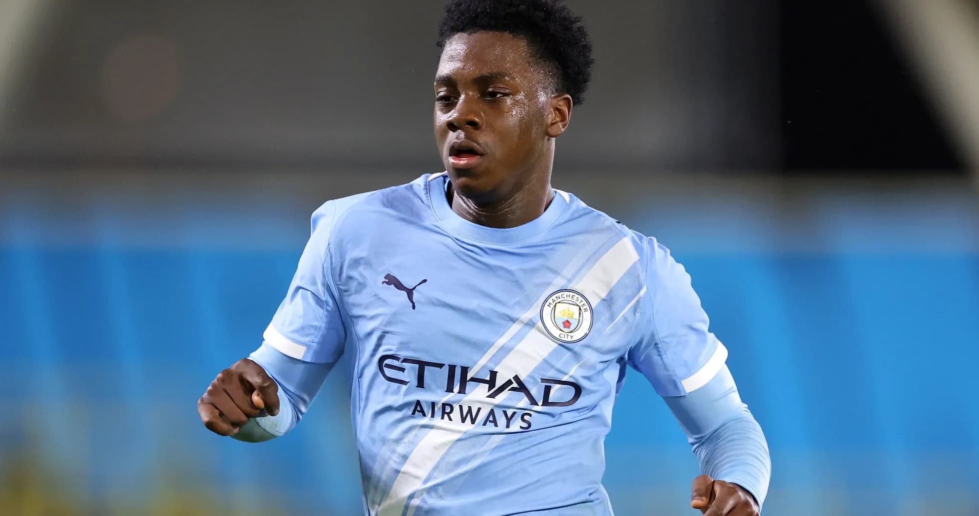 Joueur de Manchester City en action sur le terrain Joueur de Manchester City en action sur le terrain