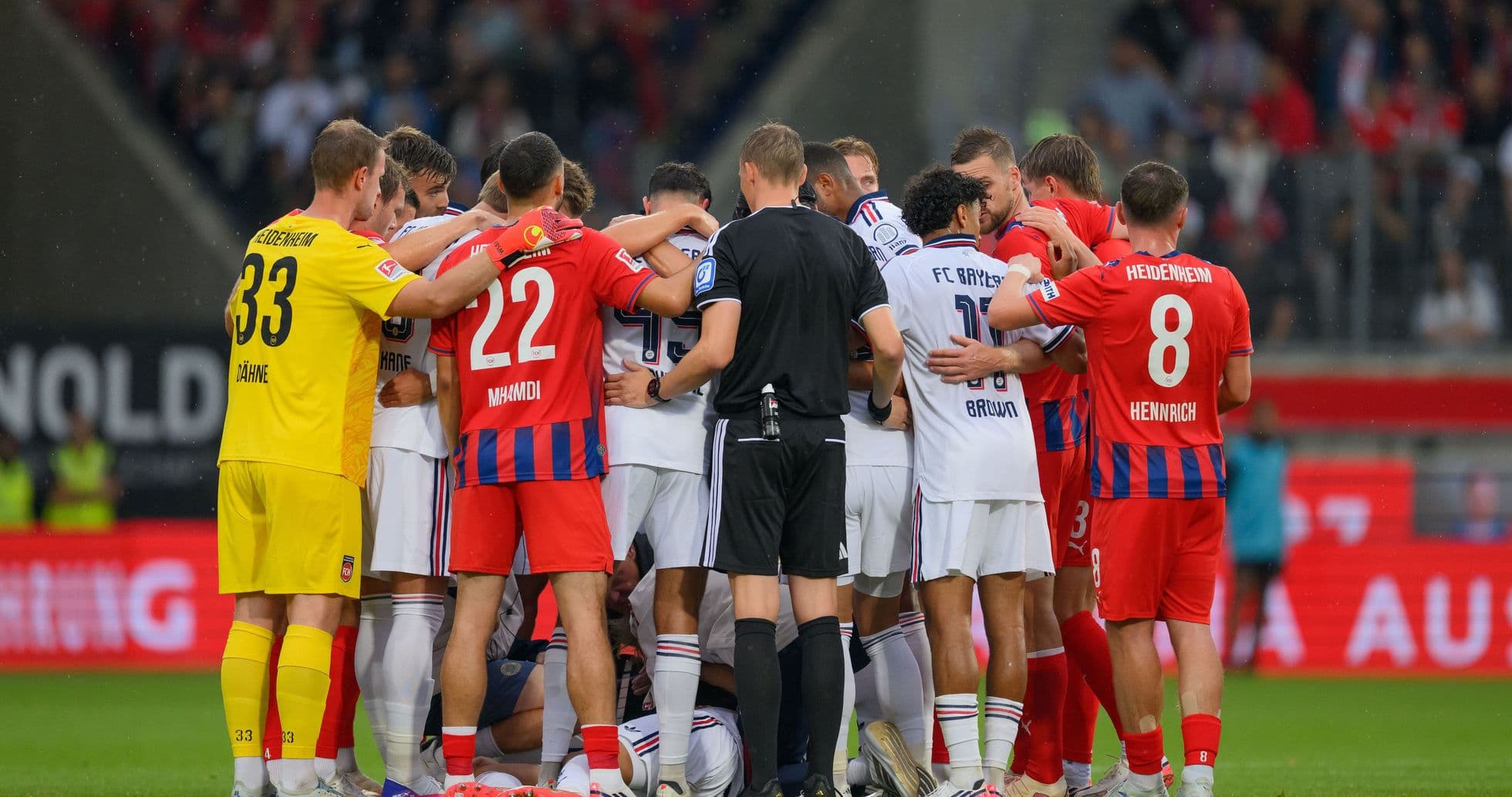 Joueurs se regroupant autour de l'arbitre pendant un match Joueurs se regroupant autour de l'arbitre pendant un match