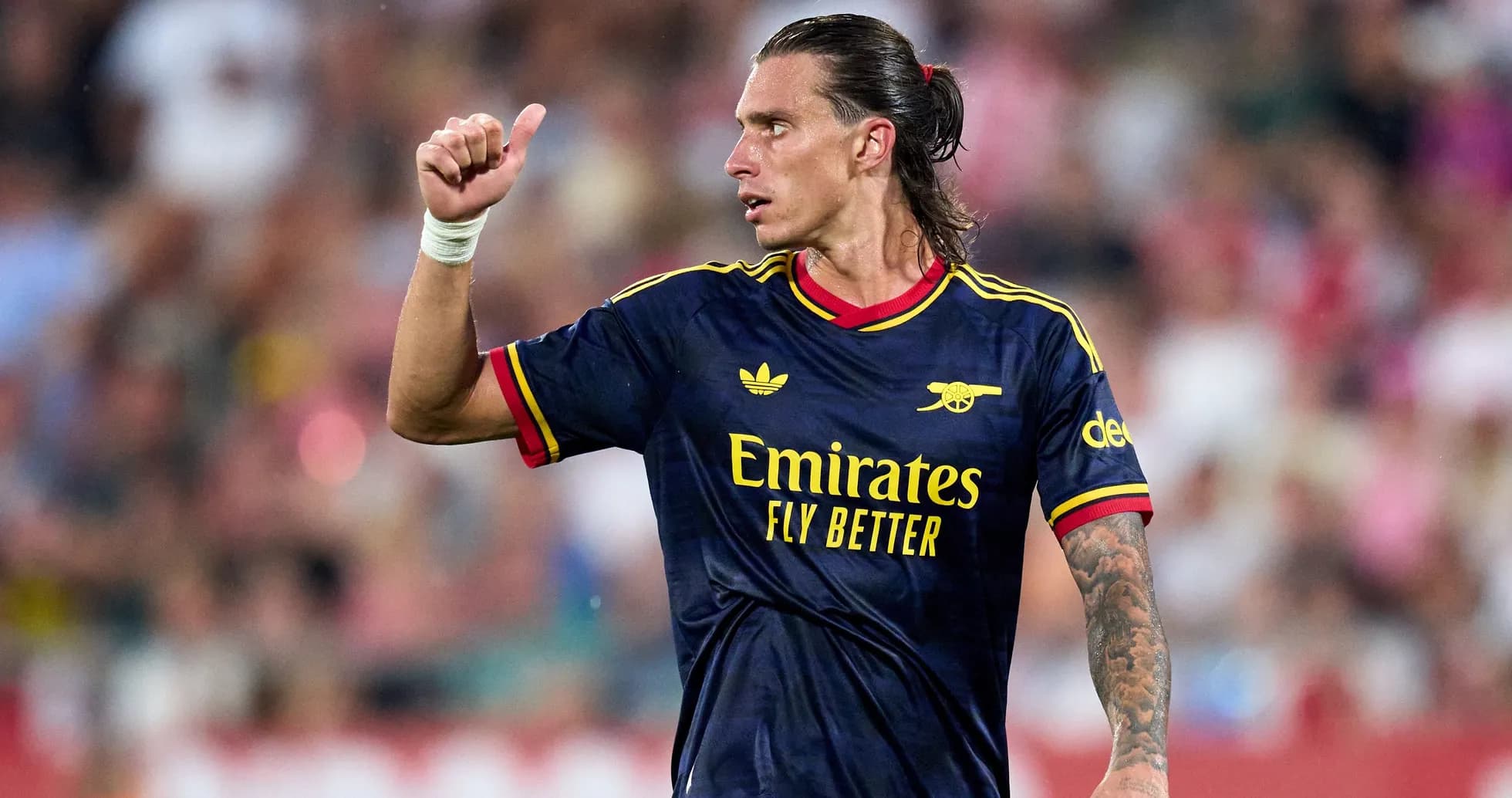 Joueur d'Arsenal faisant un geste positif sur le terrain Joueur d'Arsenal faisant un geste positif sur le terrain