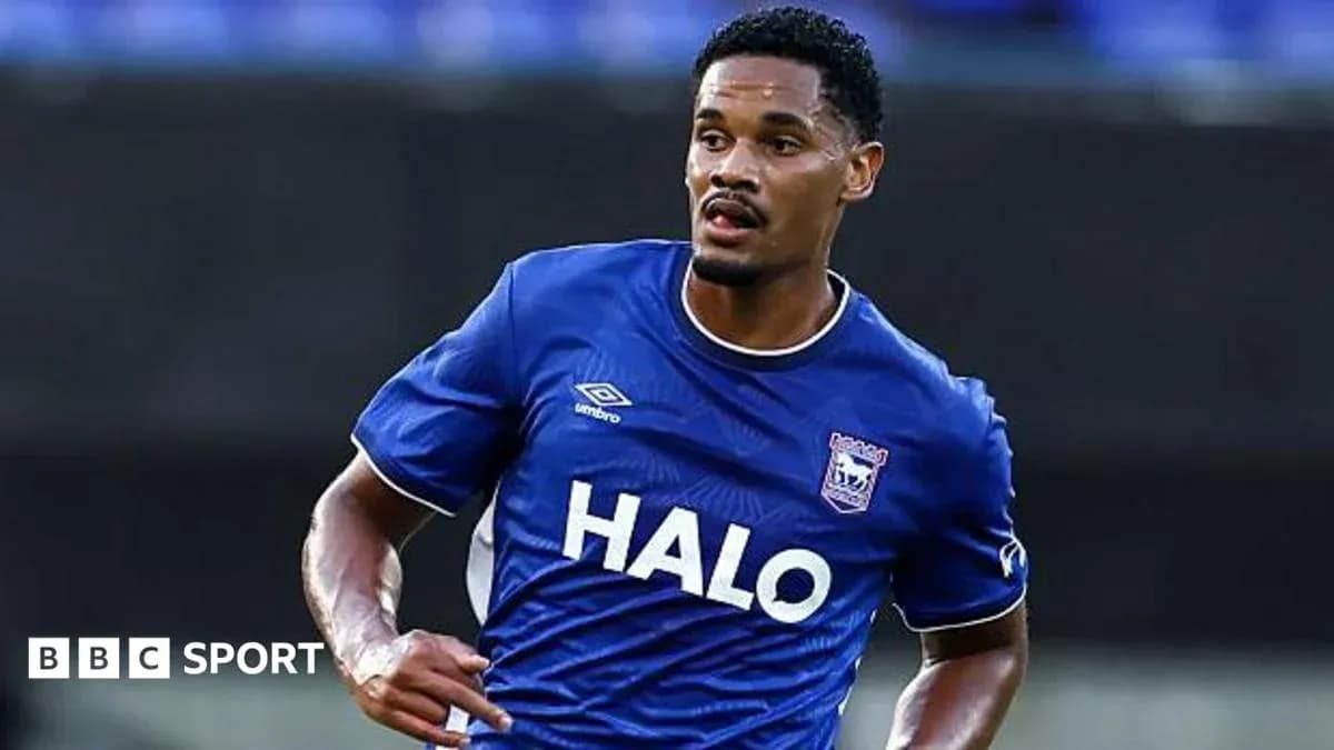 Joueur en maillot bleu d'Ipswich Town sur le terrain Joueur en maillot bleu d'Ipswich Town sur le terrain