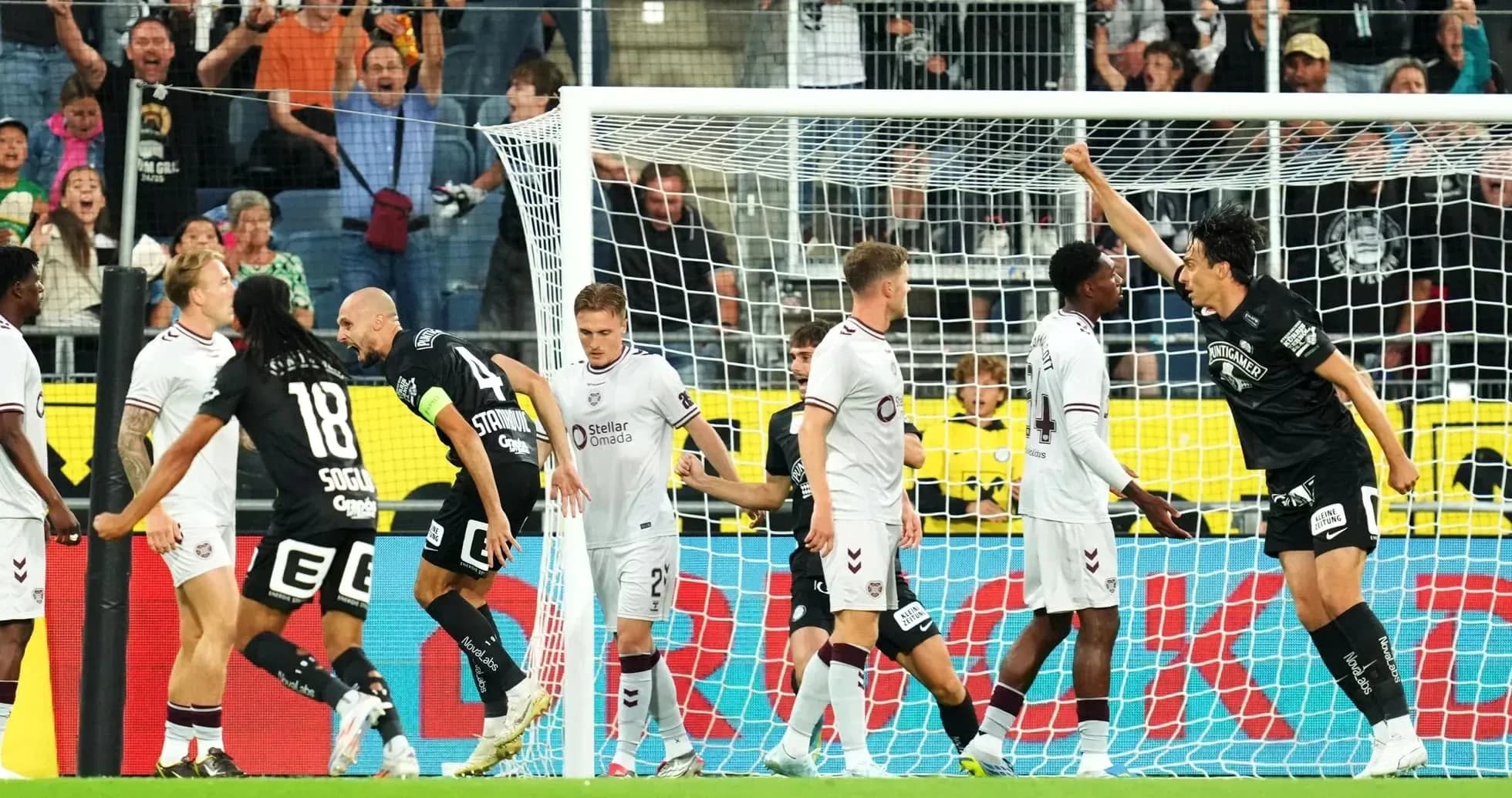 Joueurs célébrant un but lors du match Joueurs célébrant un but lors du match