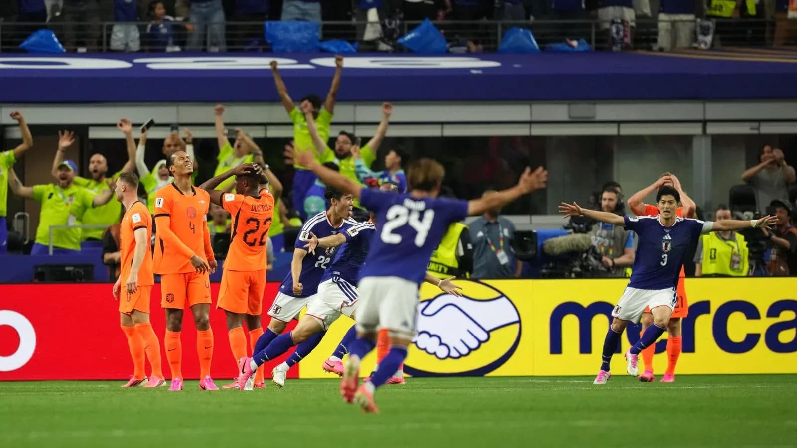 Joueurs japonais célébrant un but contre les Pays-Bas Joueurs japonais célébrant un but contre les Pays-Bas