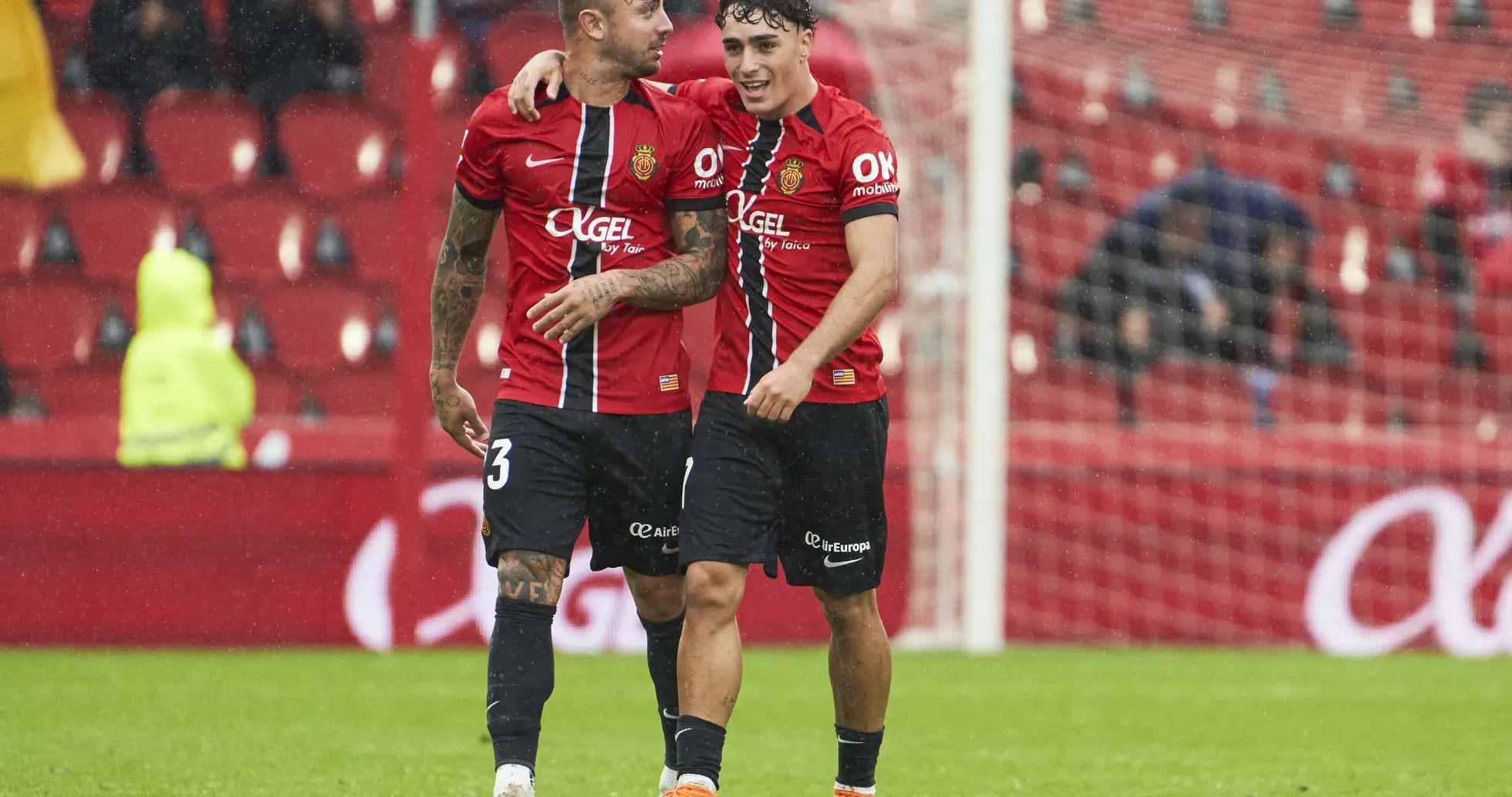 Joueurs de Majorque célébrant un but sous la pluie Joueurs de Majorque célébrant un but sous la pluie