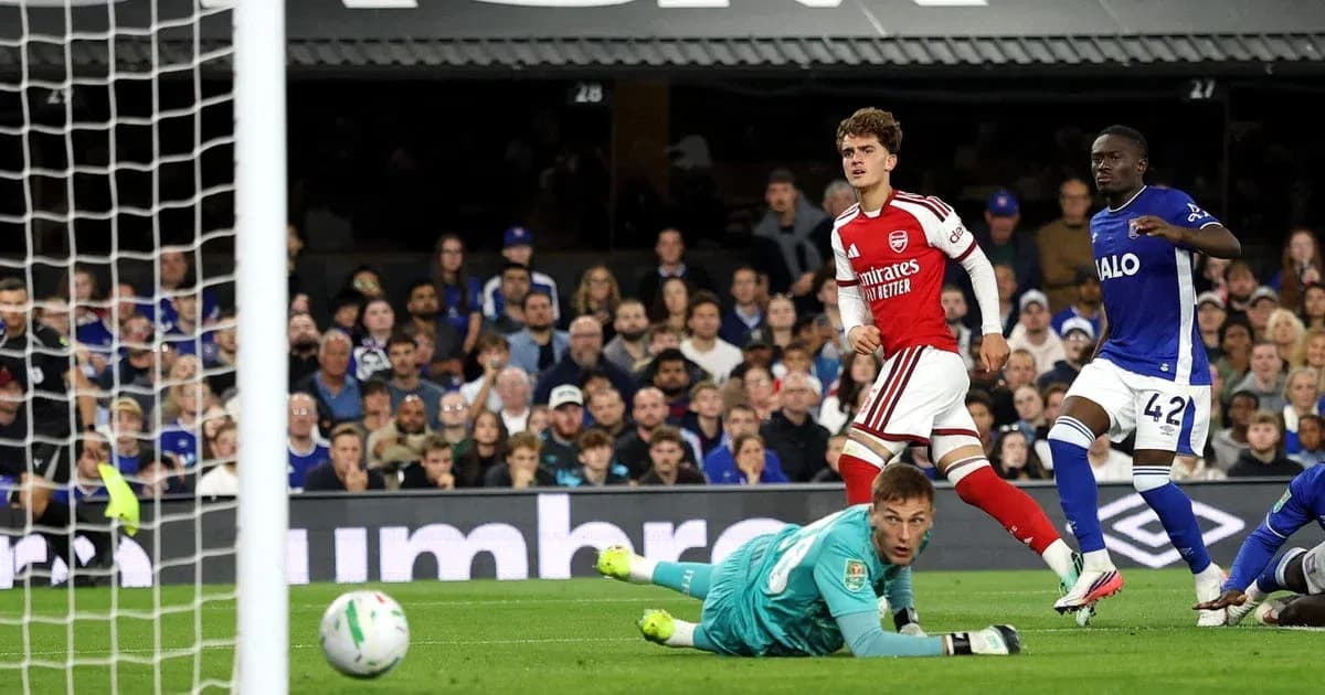 Joueur d'Arsenal marquant un but contre l'équipe adverse Joueur d'Arsenal marquant un but contre l'équipe adverse