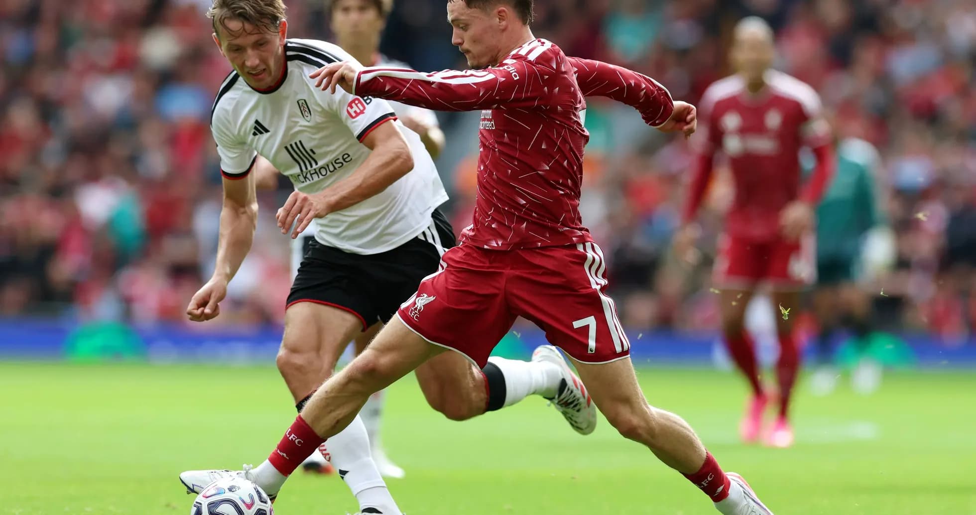 Un joueur de Liverpool dribble un adversaire de Fulham Un joueur de Liverpool dribble un adversaire de Fulham