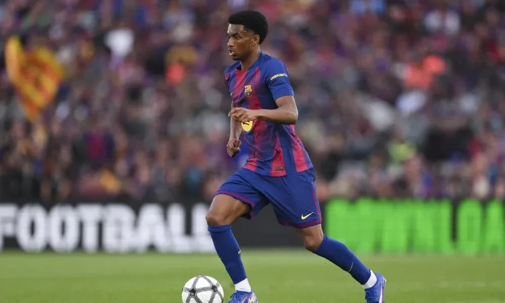 Joueur du FC Barcelone dribblant sur le terrain Joueur du FC Barcelone dribblant sur le terrain