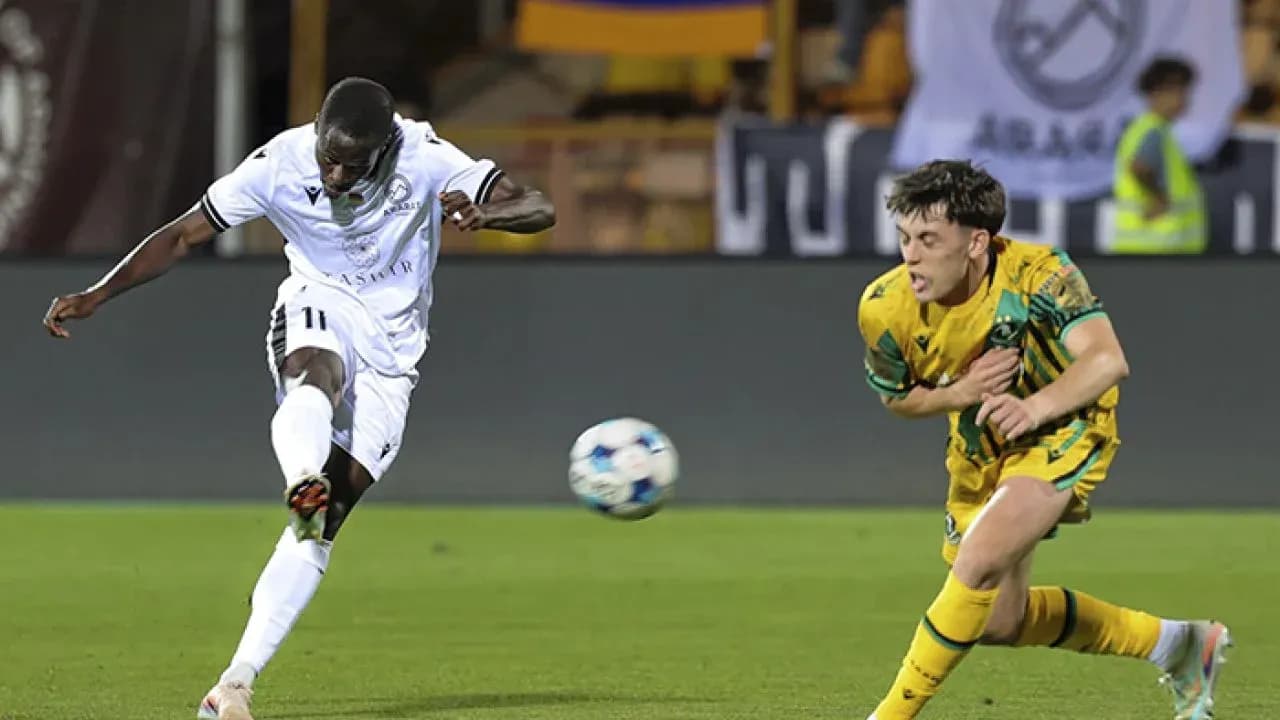 Un joueur tire pendant un match de football Un joueur tire pendant un match de football