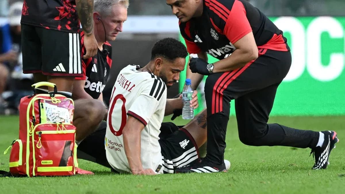 Joueur blessé recevant des soins sur le terrain Joueur blessé recevant des soins sur le terrain