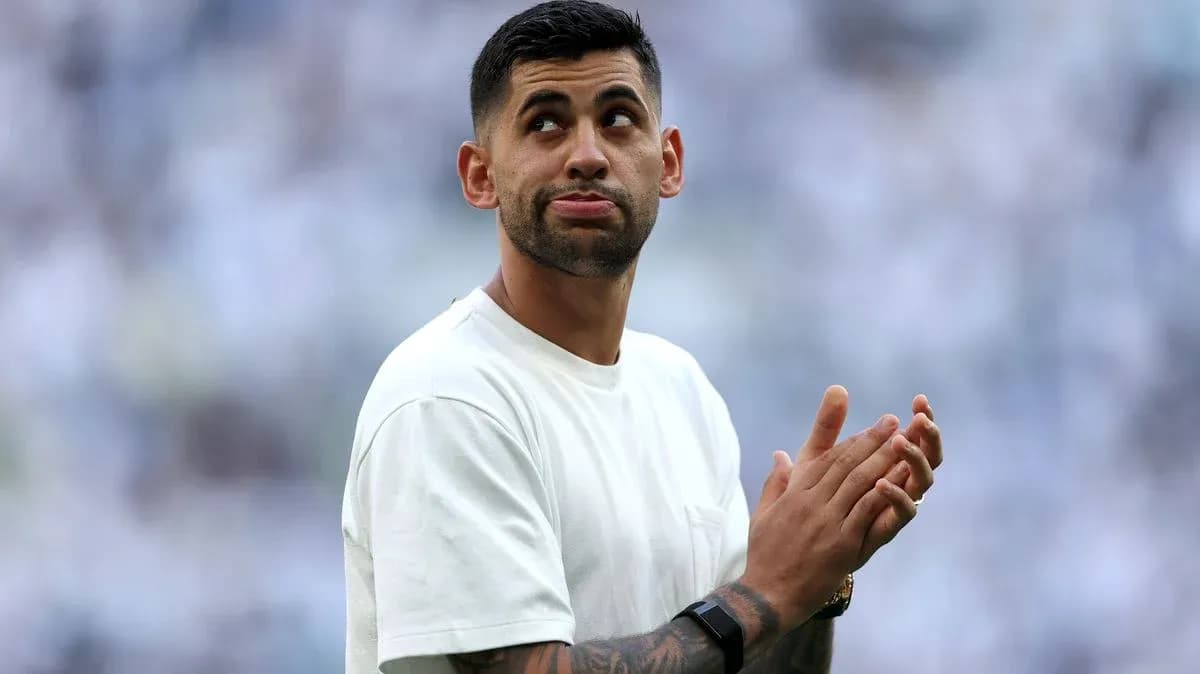 Joueur applaudissant sur le terrain avant le match Joueur applaudissant sur le terrain avant le match