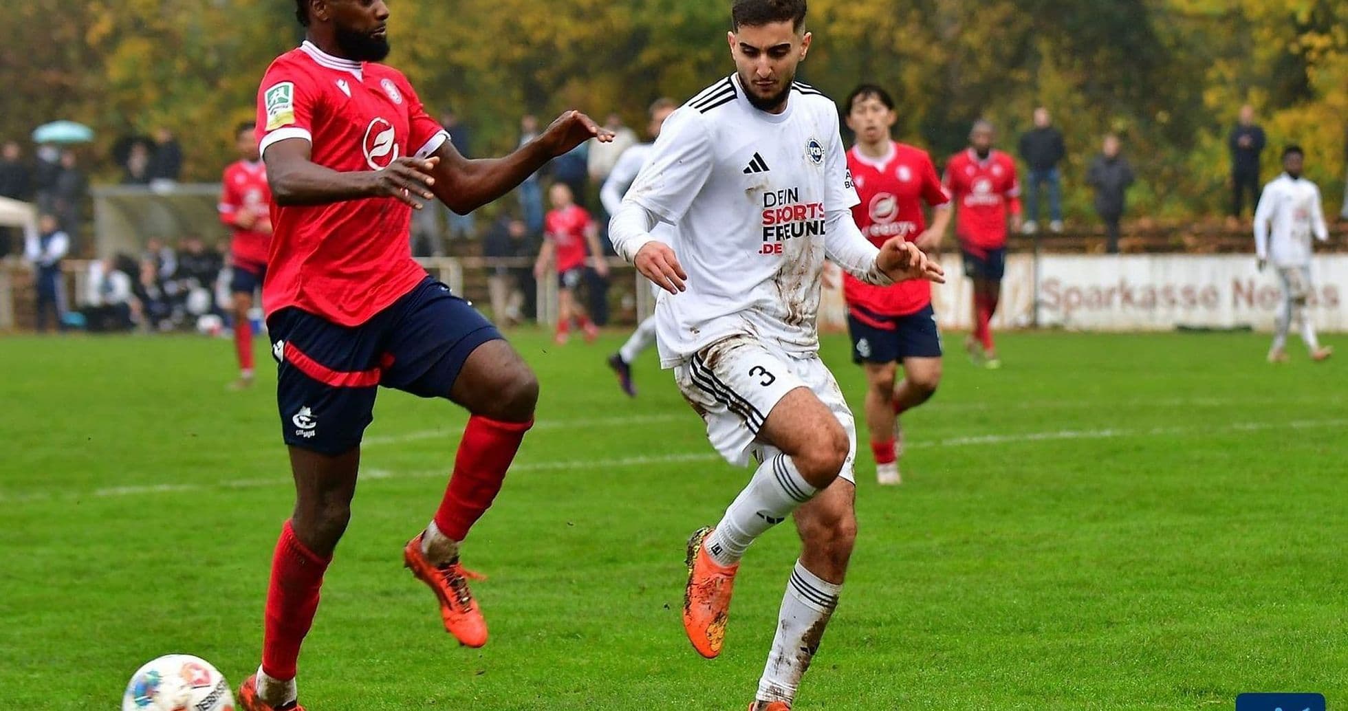 Joueurs de football en action sur le terrain Joueurs de football en action sur le terrain