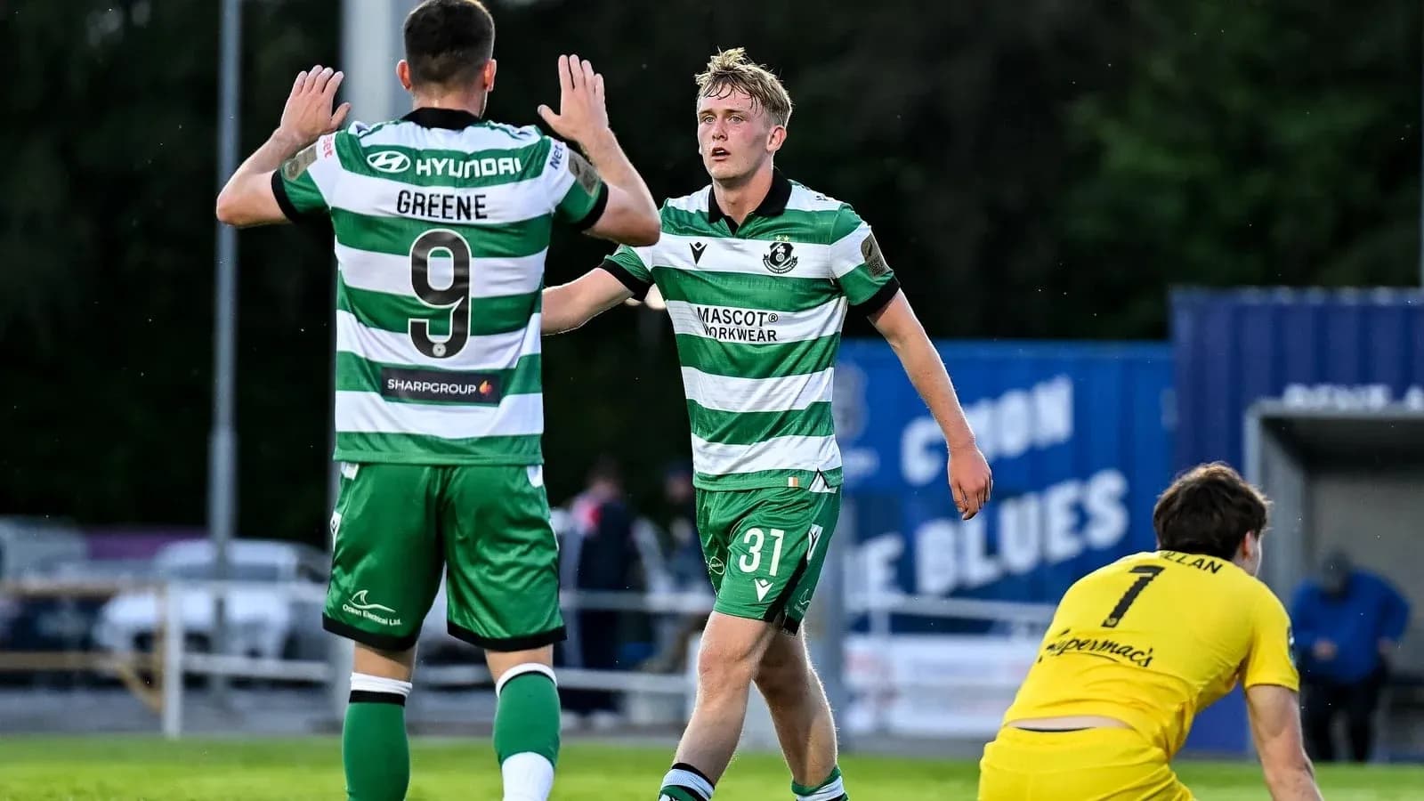 Deux joueurs célébrant un but sur le terrain Deux joueurs célébrant un but sur le terrain