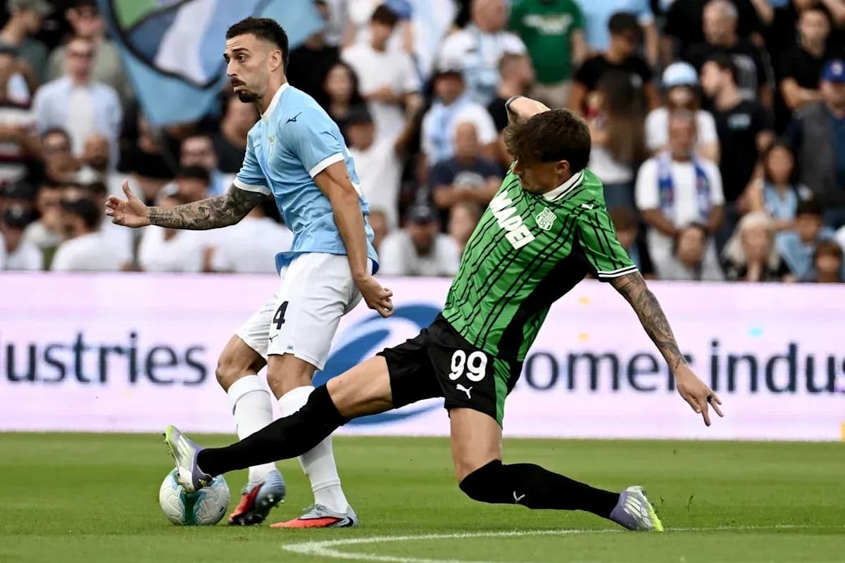 Deux joueurs en action lors d'un match de football Deux joueurs en action lors d'un match de football