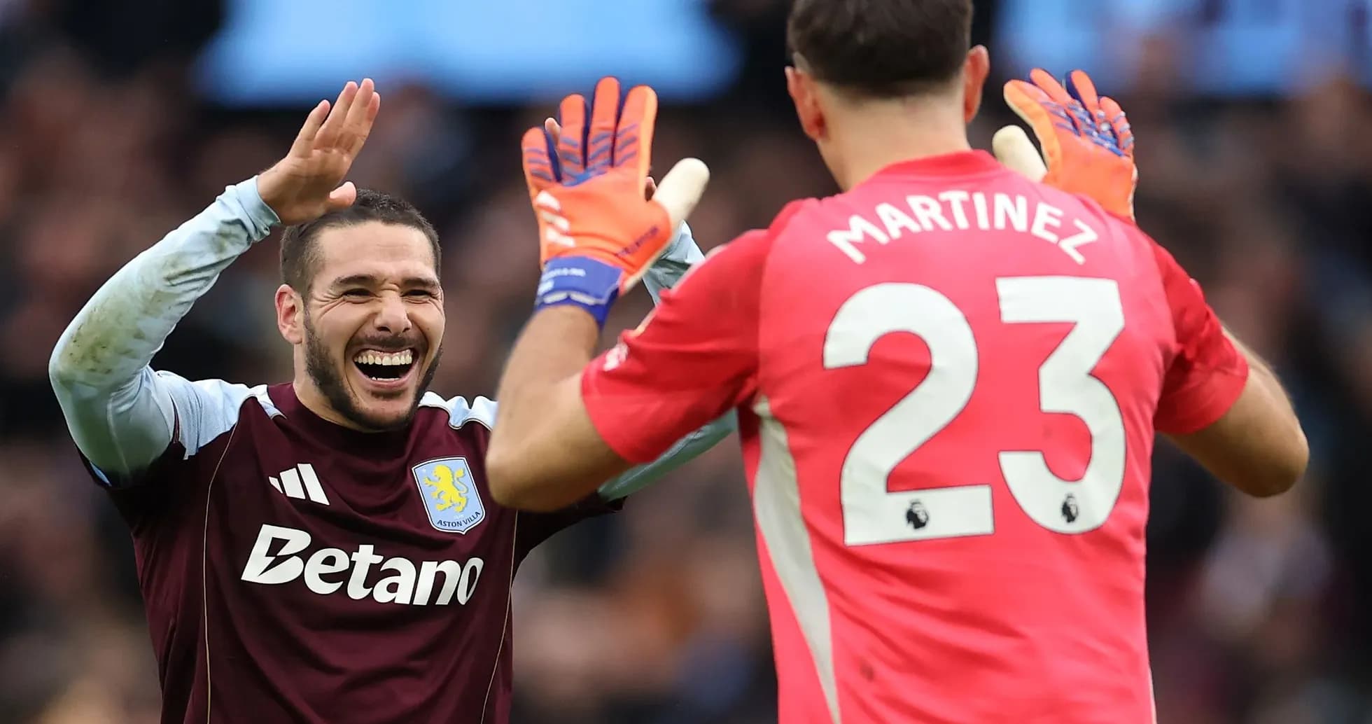 Deux joueurs d'Aston Villa célébrant ensemble Deux joueurs d'Aston Villa célébrant ensemble
