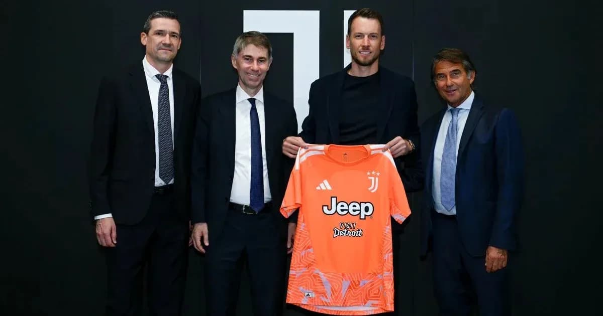 Joueur présentant un maillot de Juventus lors de la signature Joueur présentant un maillot de Juventus lors de la signature